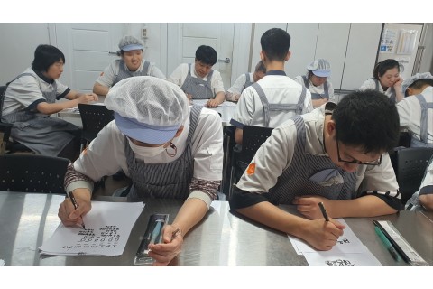 7월 18일 캘리그라피 수업 말을 할때는 누군가의 가슴에 꽃을 심는다는 마음으로/요란한…